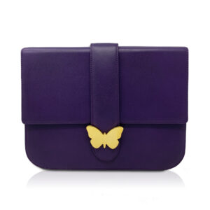 One-colour leather bag. This luxuriously crafted saddlebag is Sutton's first leather bag and exudes pure sophistication and grace.